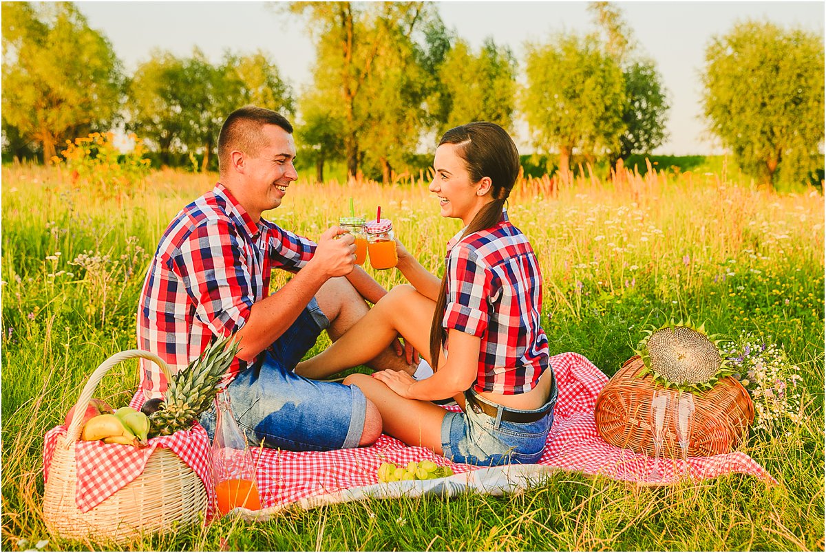 Sesja narzeczeńska, sesja na łące, stylowy piknik zdjęcia ślubne, sesja zaręczynowa, zdjęcia przed ślubem, fotograf wesele