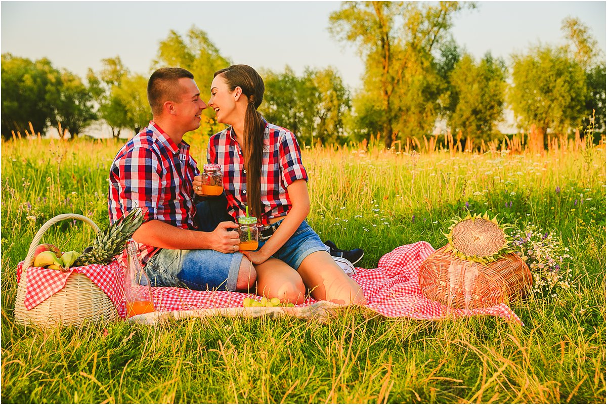 Sesja narzeczeńska, sesja na łące, stylowy piknik zdjęcia ślubne, sesja zaręczynowa, zdjęcia przed ślubem, fotograf wesele