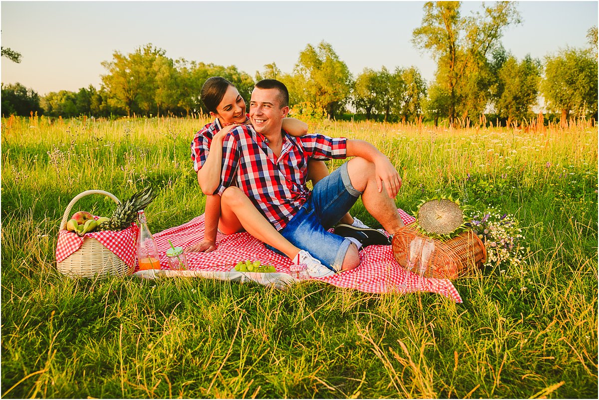 Sesja narzeczeńska, sesja na łące, stylowy piknik zdjęcia ślubne, sesja zaręczynowa, zdjęcia przed ślubem, fotograf wesele